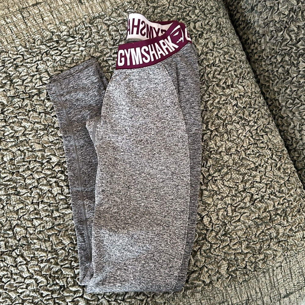 Gym shark leggings
